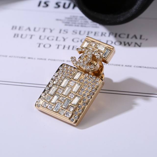 香奈儿 Chanel 秋冬系列 香水瓶 钻石 双c胸针 别有心机设计的一款 超级完美 时髦元素添加
